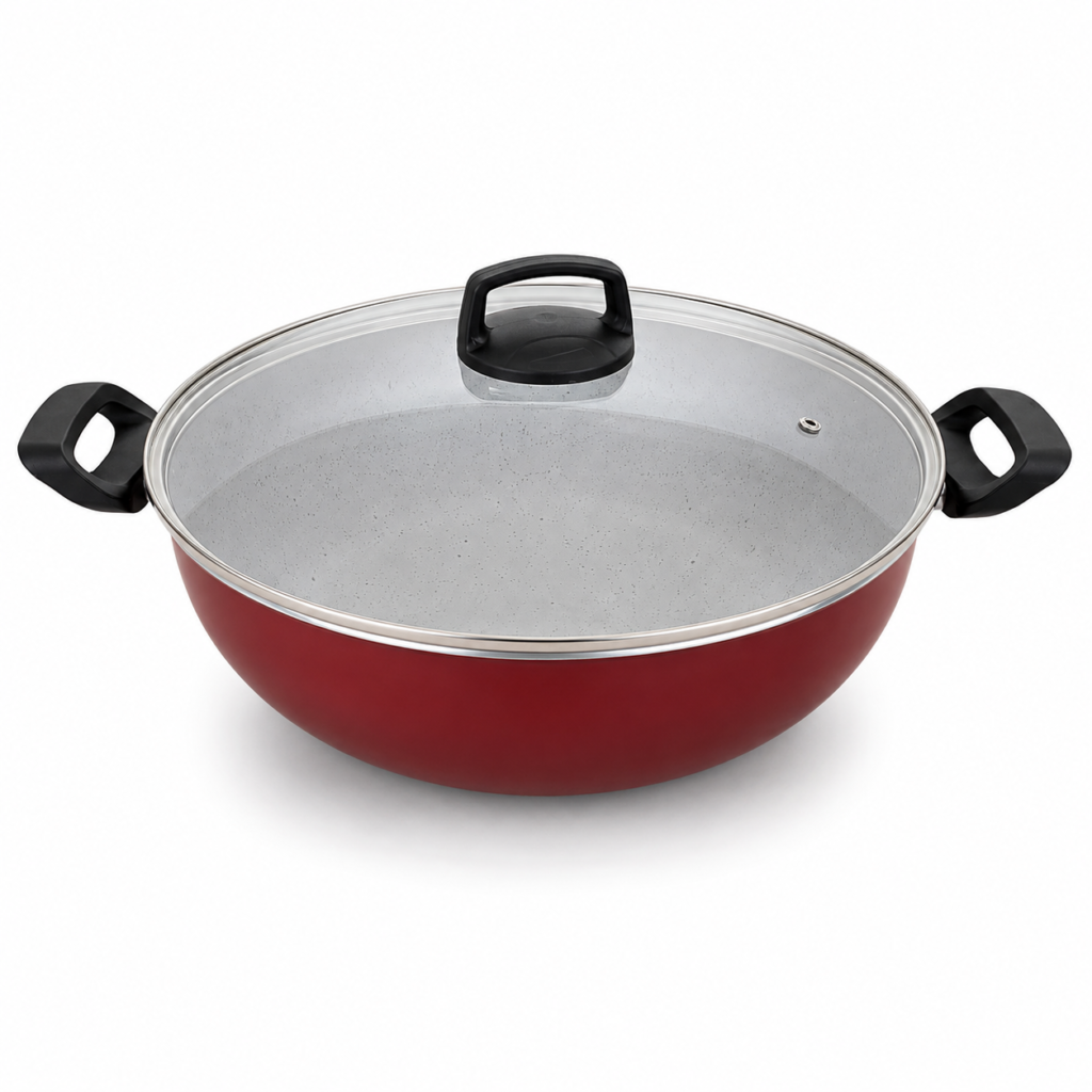 Panela wok cerâmica na cor cereja com tampa de vidro transparente e duas alças laterais.